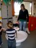 Aider les petits &agrave; se laver les mains